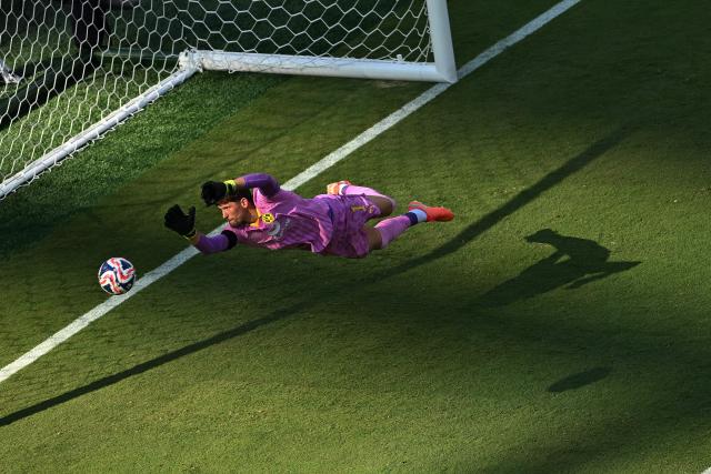 Borussia Dortmund's Swiss goalkeeper #01 Gregor Kobel attempts a save during the FIFA Club World Cup 2025 quarterfinal football match between Spain's Real Madrid and Germany's Borussia Dortmund at the MetLife stadium in East Rutherford, New Jersey on July 05, 2025. (Photo by ANGELA WEISS / AFP)