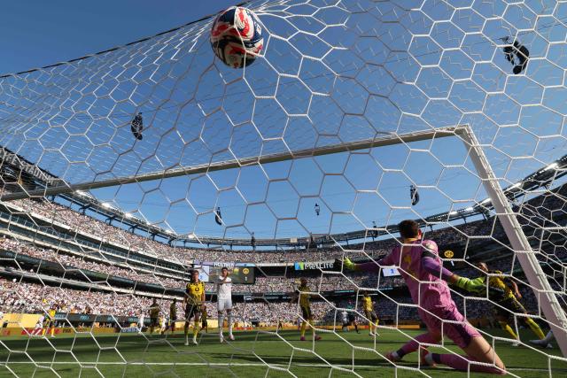 Borussia Dortmund's Swiss goalkeeper #01 Gregor Kobel concedes Real Madrid's third goal during the FIFA Club World Cup 2025 quarterfinal football match between Spain's Real Madrid and Germany's Borussia Dortmund at the MetLife stadium in East Rutherford, New Jersey on July 05, 2025. (Photo by Franck FIFE / AFP)