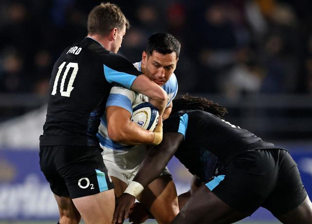 Argentina's centre Matias Moroni tries to elude England's fly half George Ford and England's prop Asher Opoku-Fordjour during the international rugby test match between Argentina and England at the Jorge Luis Hirschi Stadium in La Plata, Buenos Aires province, Argentina, on July 5, 2025. (Photo by ALEJANDRO PAGNI / AFP)