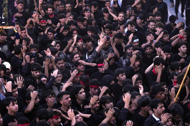 Iraqi Shiite Muslims beat their heads as they take part in a mourning ritual to mark Ashura, a 10-day period commemorating the seventh century killing of Prophet Mohammed's grandson Imam Hussein, in Nasiriyah, in Iraq's southern Dhi Qar province early on July 6, 2025. (Photo by Asaad NIAZI / AFP)