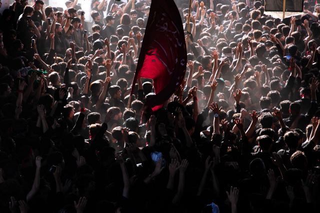 TOPSHOT - Iraqi Shiite Muslims beat their heads as they take part in a mourning ritual to mark Ashura, a 10-day period commemorating the seventh century killing of Prophet Mohammed's grandson Imam Hussein, in Nasiriyah, in Iraq's southern Dhi Qar province early on July 6, 2025. (Photo by Asaad NIAZI / AFP)