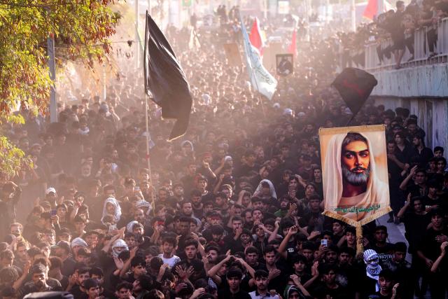 TOPSHOT - Iraqi Shiite Muslims beat their heads as they take part in a mourning ritual to mark Ashura, a 10-day period commemorating the seventh century killing of Prophet Mohammed's grandson Imam Hussein, in Nasiriyah, in Iraq's southern Dhi Qar province early on July 6, 2025. (Photo by Asaad NIAZI / AFP)