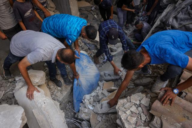 Palestinians look for survivors in the rubble of a building in the Sheikh Radwan neighbourhood in Gaza City, in the central Gaza Strip that was targetted in an Israeli strike on July 6, 2025. An Israeli delegation was expected in Doha on July 6 for talks on a Gaza truce and hostage release deal, after Palestinian group Hamas said it was ready to start negotiations "immediately". (Photo by Bashar TALEB / AFP)