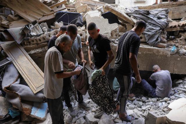 Palestinians look for survivors in the rubble of a building in the Sheikh Radwan neighbourhood in Gaza City, in the central Gaza Strip that was targetted in an Israeli strike on July 6, 2025. An Israeli delegation was expected in Doha on July 6 for talks on a Gaza truce and hostage release deal, after Palestinian group Hamas said it was ready to start negotiations "immediately". (Photo by Bashar TALEB / AFP)