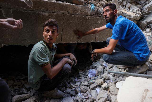 Palestinians look for survivors in the rubble of a building in the Sheikh Radwan neighbourhood in Gaza City, in the central Gaza Strip that was targetted in an Israeli strike on July 6, 2025. An Israeli delegation was expected in Doha on July 6 for talks on a Gaza truce and hostage release deal, after Palestinian group Hamas said it was ready to start negotiations "immediately". (Photo by Bashar TALEB / AFP)