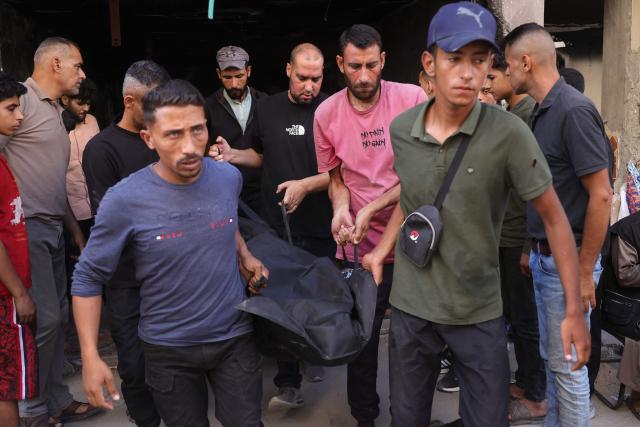 People carry the body of a Palestinian killed in an Israeli strike that targeted a building in the Sheikh Radwan neighbourhood in Gaza City, in the central Gaza Strip on July 6, 2025. An Israeli delegation was expected in Doha on July 6 for talks on a Gaza truce and hostage release deal, after Palestinian group Hamas said it was ready to start negotiations "immediately". (Photo by Bashar TALEB / AFP)