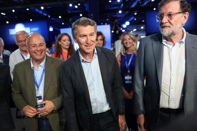 Spain's opposition right-wing Popular Party (PP) leader Alberto Nunez Feijoo (C) is flanked by Miguel Tellado (L) and former Spanish Prime Minister Mariano Rajoy during the PP national congress in Madrid on July 6, 2025. (Photo by Thomas COEX / AFP)