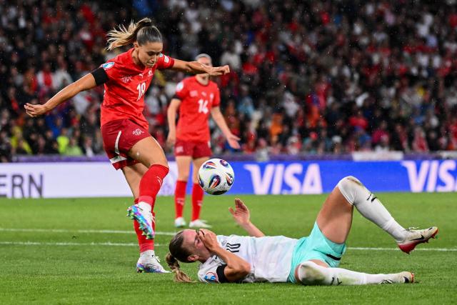 Switzerland's defender #18 Viola Calligaris (L) and Iceland's midfielder #10 Dagny Brynjarsdottir fight for the ball during the UEFA Women's Euro 2025 Group A football match between Switzerland and Iceland at the Wankdorf stadium in Bern, on July 6, 2025. (Photo by SEBASTIEN BOZON / AFP)