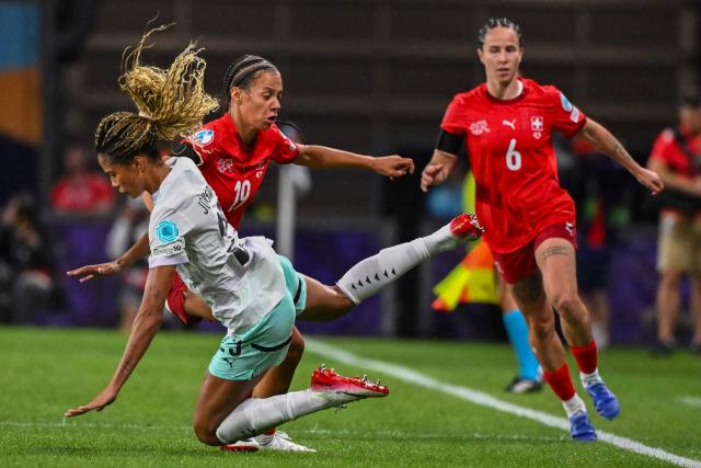Iceland's forward #23 Sveindis Jane Jonsdottir and Switzerland's forward #19 Iman Beney fight for the ball during the UEFA Women's Euro 2025 Group A football match between Switzerland and Iceland at the Wankdorf stadium in Bern, on July 6, 2025. (Photo by SEBASTIEN BOZON / AFP)