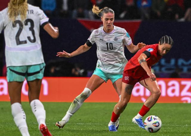 Iceland's midfielder #10 Dagny Brynjarsdottir and Switzerland's forward #06 Geraldine Reuteler fight for the ball during the UEFA Women's Euro 2025 Group A football match between Switzerland and Iceland at the Wankdorf stadium in Bern, on July 6, 2025. (Photo by SEBASTIEN BOZON / AFP)