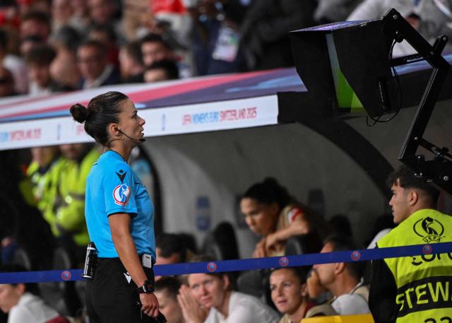 Spanish referee Marta Huerta De Aza announces a disallowed goal via VAR during the UEFA Women's Euro 2025 Group A football match between Switzerland and Iceland at the Wankdorf stadium in Bern, on July 6, 2025. (Photo by SEBASTIEN BOZON / AFP)