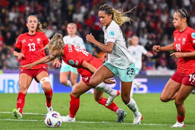 Iceland's forward #23 Sveindis Jane Jonsdottir (C) fights for the ball against Switzerland's defender #18 Viola Calligaris (C-L)and Switzerland's forward #19 Iman Beney (R) during the UEFA Women's Euro 2025 Group A football match between Switzerland and Iceland at the Wankdorf stadium in Bern, on July 6, 2025. (Photo by SEBASTIEN BOZON / AFP)