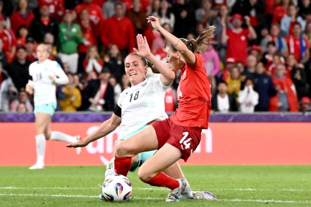 Iceland's defender #18 Gudrun Arnardottir and Switzerland's midfielder #14 Smilla Vallotto fight for the ball during the UEFA Women's Euro 2025 Group A football match between Switzerland and Iceland at the Wankdorf stadium in Bern, on July 6, 2025. (Photo by SEBASTIEN BOZON / AFP)