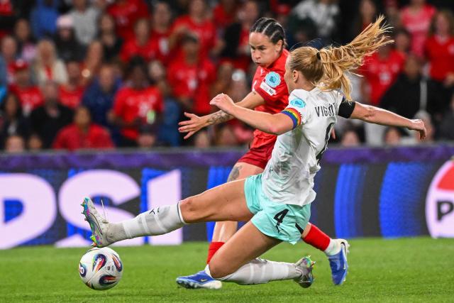 TOPSHOT - Switzerland's forward #06 Geraldine Reuteler shoots to score her teams's first goal during the UEFA Women's Euro 2025 Group A football match between Switzerland and Iceland at the Wankdorf stadium in Bern, on July 6, 2025. (Photo by SEBASTIEN BOZON / AFP)