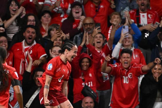 TOPSHOT - Switzerland's forward #06 Geraldine Reuteler (C) celebrates after she scored her teams's first goal during the UEFA Women's Euro 2025 Group A football match between Switzerland and Iceland at the Wankdorf stadium in Bern, on July 6, 2025. (Photo by SEBASTIEN BOZON / AFP)