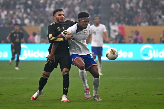 Mexico's forward #10 Alexis Vega (L) fights for the ball with United States' defender #16 Alex Freeman during the Concacaf Gold Cup final football match between Mexico and USA at NRG Stadium in Houston, Texas on July 6, 2025. (Photo by Chandan Khanna / AFP)