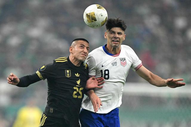 Mexico's midfielder #25 Roberto Alvarado fights for the ball with United States' midfielder #18 Max Arfsten during the Concacaf Gold Cup final football match between Mexico and USA at NRG Stadium in Houston, Texas on July 6, 2025. (Photo by CHANDAN KHANNA / AFP)