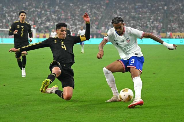 Mexico's midfielder #04 Edson Alvarez fights for the ball with United States' forward  #09 Damion Downs during the Concacaf Gold Cup final football match between Mexico and USA at NRG Stadium in Houston, Texas on July 6, 2025. (Photo by Chandan Khanna / AFP)