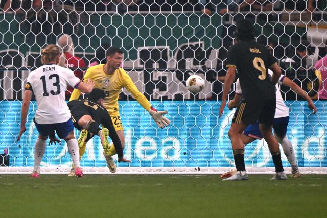 Mexico's midfielder #04 Edson Alvarez (2nd L) celebrates scoring his team's second goal during the Concacaf Gold Cup final football match between Mexico and USA at NRG Stadium in Houston, Texas on July 6, 2025. (Photo by CHANDAN KHANNA / AFP)