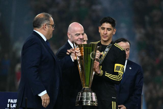 Mexico's midfielder #04 Edson Alvarez (2nd R) celebrates with the trophy alongside FIFA President Gianni Infantino (2nd L) during the awards ceremony at the end of the Concacaf Gold Cup final football match between Mexico and USA at NRG Stadium in Houston, Texas on July 6, 2025. (Photo by Chandan Khanna / AFP)