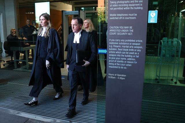 Lead barrister Colin Mandy (C) leaves the Latrobe Valley Magistrates' Court with Barrister Sophie Stafford (L) and Lawyer Ophelia Holloway in Morwell on July 7, 2025. An Australian woman murdered her husband's parents and aunt by lacing their beef Wellington lunch with toxic mushrooms, a jury found on July 7 at the climax of a trial watched around the world. Keen home cook Erin Patterson hosted an intimate meal in July 2023 that started with good-natured banter and earnest prayer -- but ended with three guests dead. (Photo by MARTIN KEEP / AFP)