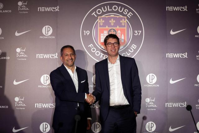 New Toulouse Football Club (TFC) President Olivier Cloarec (R) and Managing Director of RedBird Capital Partners and Interim Chairman of TFC Neil Chugani (L) shake hands after giving a press conference at the Stadium de Toulouse, in Toulouse, south-western France, on July 8, 2025. (Photo by Valentine CHAPUIS / AFP)