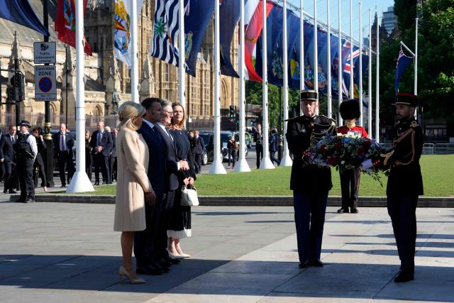 Britain's Prime Minister Keir Starmer (3L) and his wife Victoria Starmer, alongside France's President Emmanuel Macron (2L) and his wife Brigitte Macron (L) attend a ceremony at the statue of war-time Prime Minister Winston Churchill, in Parliament Square, central London on July 8, 2025, on the first day of a three-day state visit to Britain. French President Emmanuel Macron began a three-day state visit to Britain on Tuesday, which saw him address parliament and try to rekindle a purportedly warm relationship with King Charles III. (Photo by CARLOS JASSO / POOL / AFP)