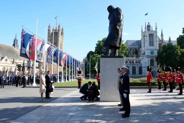 France's President Emmanuel Macron lays a wreath at the foot of a statue of war-time Prime Minister Winston Churchill, in Parliament Square, central London on July 8, 2025, on the first day of a three-day state visit to Britain. French President Emmanuel Macron began a three-day state visit to Britain on Tuesday, which saw him address parliament and try to rekindle a purportedly warm relationship with King Charles III. (Photo by CARLOS JASSO / POOL / AFP)