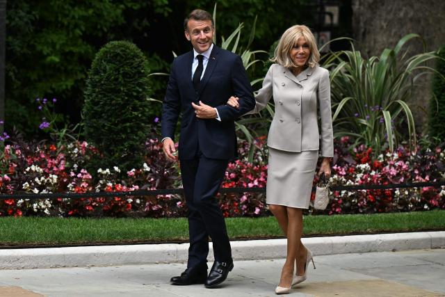 France's President Emmanuel Macron and his wife Brigitte Macron arrive at 10 Downing Street ahead of a lunch with Britain's Prime Minister Keir Starmer in London, on July 9, 2025, on the second day of their three-day state visit to Britain. French President Emmanuel Macron will have lunch with Britain's Prime Minister Keir Starmer on Wednesday, ahead of the two leaders on Thursday co-hosting the 37th Franco-British Summit, where they are set to discuss opportunities to strengthen defence ties. (Photo by Oli SCARFF / AFP)