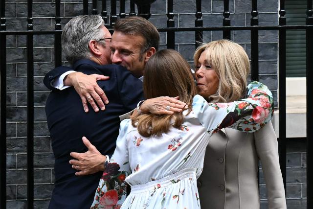 France's President Emmanuel Macron and his wife Brigitte Macron are greeted by Britain's Prime Minister Keir Starmer and his wife Victoria Starmer, as they arrive at 10 Downing Street ahead of a lunch, in London on July 9, 2025, on the second day of their three-day state visit to Britain. French President Emmanuel Macron will have lunch with Britain's Prime Minister Keir Starmer on Wednesday, ahead of the two leaders on Thursday co-hosting the 37th Franco-British Summit, where they are set to discuss opportunities to strengthen defence ties. (Photo by Oli SCARFF / AFP)