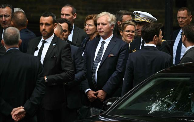 Members of French President Emmanuel Macron's delegation wait to enter 10 Downing Street in London, on July 9, 2025, as the President meets with Britain's Prime Minister Keir Starmer, on the second day of his three-day state visit to Britain. French President Emmanuel Macron will have lunch with Britain's Prime Minister Keir Starmer on Wednesday, ahead of the two leaders on Thursday co-hosting the 37th Franco-British Summit, where they are set to discuss opportunities to strengthen defence ties. (Photo by Oli SCARFF / AFP)
