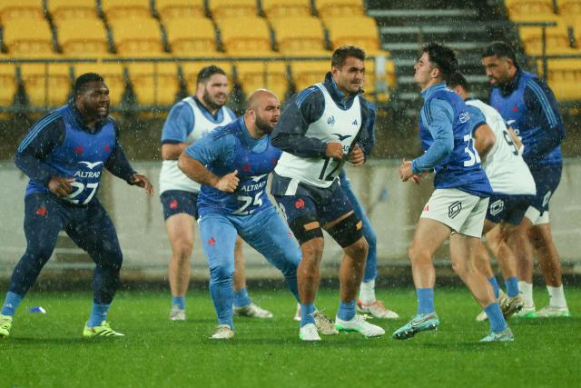France players warm up during the captain's run ahead of the second international rugby Test match against New Zealand, at Sky Stadium in Wellington on July 11, 2025. (Photo by Marty MELVILLE / AFP)