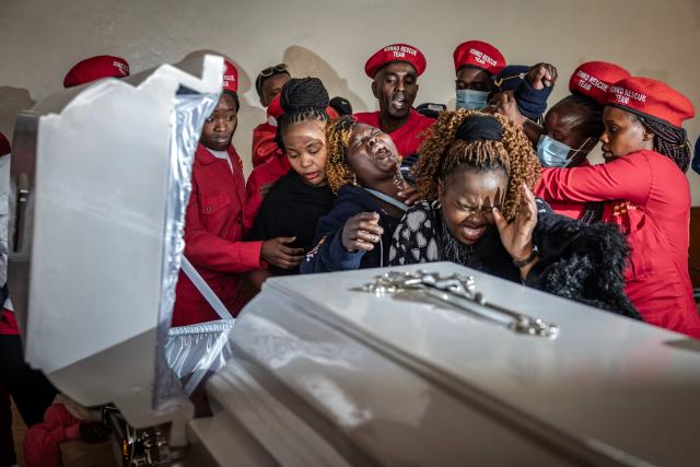 TOPSHOT - Susan Njeri (C), mother of Boniface Kariuki, a street hawker who died from gunshot wounds days after being shot by Kenyan police during nationwide protests against police conduct and government policies, is supported by youth and other family members as she reacts upon seeing his body ahead of the funeral at a mortuary in Nairobi on July 11, 2025. (Photo by Luis TATO / AFP)