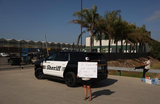 A protestor holds a sign as friends and family members of those detained in yesterdays immigration raid come to Glass House Farms in Camarillo, California, on July 11, 2025, to retrieve vehicles left behind. A farmworker has died from injuries sustained during an immigration raid on legal cannabis farms near Los Angeles, where clashes erupted between federal agents and protesters. The man was injured on July 10 and died the following day, July 11.
"The family informed me that he was in intensive care, and this morning they confirmed that he had passed away," Roman Pinal, vice-president of United Farm Workers, told AFP at the scene.
The raid occurred July 10 in Carpinteria and Camarillo, two agricultural communities in Ventura County, about an hour northwest of Los Angeles. (Photo by Patrick T. Fallon / AFP)