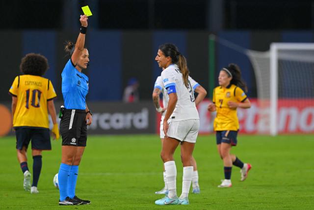 Brazilian referee Daiane Muniz shows a yellow card to Uruguay's midfielder #09 Cinthia Gonzalez during the Women's Copa America 2025 football match between Ecuador and Uruguay at the IDV Stadium in Quito on July 11, 2025. (Photo by Rodrigo BUENDIA / AFP)