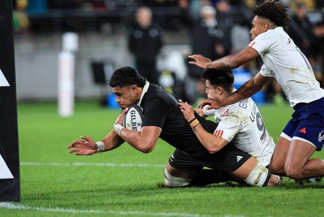 New Zealand's Tupou Vaa’i (L) dives in to score a try during the second international rugby test match between New Zealand and France at Sky Stadium in Wellington on July 12, 2025. (Photo by Grant Down / AFP)