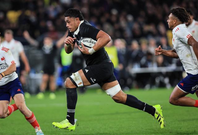 New Zealand's Tupou Vaa’i (C) runs to score a try during the second international rugby test match between New Zealand and France at Sky Stadium in Wellington on July 12, 2025. (Photo by Grant Down / AFP)