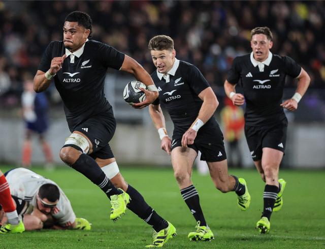 New Zealand's Tupou Vaa’i (L) runs the ball during the second international rugby test match between New Zealand and France at Sky Stadium in Wellington on July 12, 2025. (Photo by Grant Down / AFP)