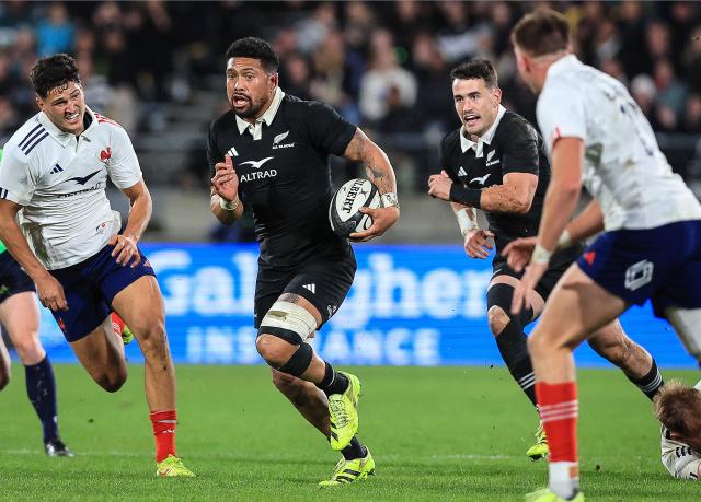 New Zealand's Ardie Savea (2nd-L) runs the ball during the second international rugby test match between New Zealand and France at Sky Stadium in Wellington on July 12, 2025. (Photo by Grant Down / AFP)