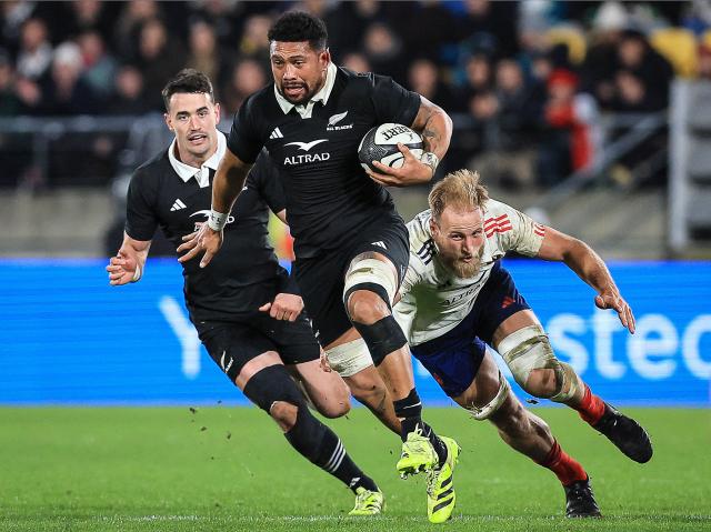 New Zealand's Ardie Savea (C) makes a break during the second international rugby test match between New Zealand and France at Sky Stadium in Wellington on July 12, 2025. (Photo by Grant Down / AFP)