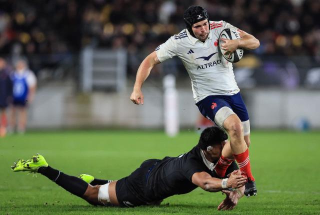 Gaлtan Barlot of France evades the tackle of New Zealand's Tupou Vaa’i during the second international rugby test match between New Zealand and France at Sky Stadium in Wellington on July 12, 2025. (Photo by Grant Down / AFP)