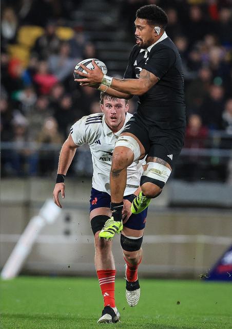 New Zealand's Ardie Savea grabs the ball during the second international rugby test match between New Zealand and France at Sky Stadium in Wellington on July 12, 2025. (Photo by Grant Down / AFP)