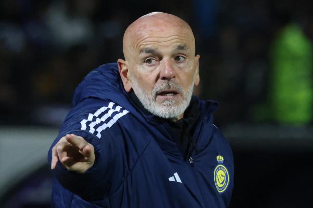 (FILES) Nassr's Italian coach Stefano Pioli gestures as he speaks to his players during the first leg of the AFC Champions League round of 16 football match between Irani's Esteghlal and Saudi's Al-Nassr at the Azadi Stadium in Tehran on March 3, 2025. Italian coach Stefano Pioli, who spent last season in charge of Saudi club Al-Nassr, is to return to Fiorentina, a club he previously coached and played for as a player, the Tuscan club announced on July 12, 2025. (Photo by ATTA KENARE / AFP)