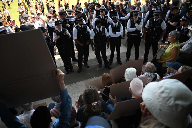 Police line up in front of protesters gathered in support of the pro-palestinian group "Palestine Action", in Parliament Square, London on July 12, 2025, following the Home Secretary's decision to proscribe the group under anti-terror laws. Police have warned that expressing support for Palestine Action would be a criminal offence after the ban kicked in last weekend. (Photo by JUSTIN TALLIS / AFP)