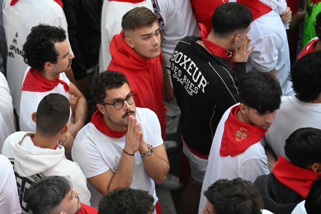 Participants crowd the street as they await the seventh running of the bulls of the San Fermin festival in Pamplona, northern Spain, on July 13, 2025. Thousands of people every year attend the week-long festival and its famous "encierros" or bull runs, every day at 8:00 a.m. through the narrow streets of the old town over an 850 meters (yard) course while runners ahead of them try to stay close to the bulls without falling over or being gored. (Photo by MIGUEL RIOPA / AFP)