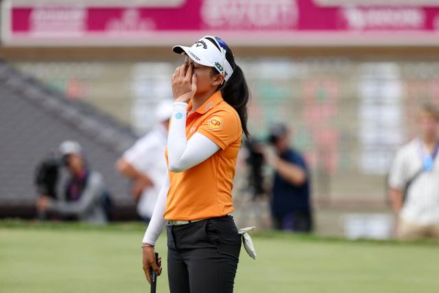 Thailand's Jeeno Thitikul reacts after missing a putt to win the championship during the final round of the Amundi Evian Championship at Evian Resort Golf Club, in Evian-Les-Bains, eastern France on July 13, 2025. (Photo by Alex MARTIN / AFP)