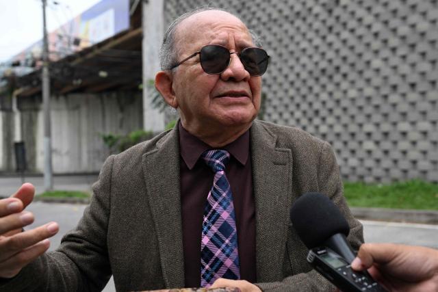 (FILES) Salvadoran lawyer Salvador Rios speaks to the media in front of the Presidential House after presenting a petition addressed to El Salvador's President Nayib Bukele in San Salvador on May 5, 2025. A small group of overstretched and outmatched lawyers are fighting for the rights of US deportees held at a notorious Salvadoran jail -- a David vs Goliath battle that may yet end up in international courts. (Photo by MARVIN RECINOS / AFP)