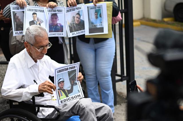 (FILES) Venezuelan Walter Marquez, president of the human rights organization Fundacion El Amparo Internacional, speaks with members of the media outside the Human Rights Defense Office (PDDH) after a meeting with relatives of Venezuelans deported by the United States to El Salvador in San Salvador on June 10, 2025. A small group of overstretched and outmatched lawyers are fighting for the rights of US deportees held at a notorious Salvadoran jail -- a David vs Goliath battle that may yet end up in international courts. (Photo by Marvin RECINOS / AFP)