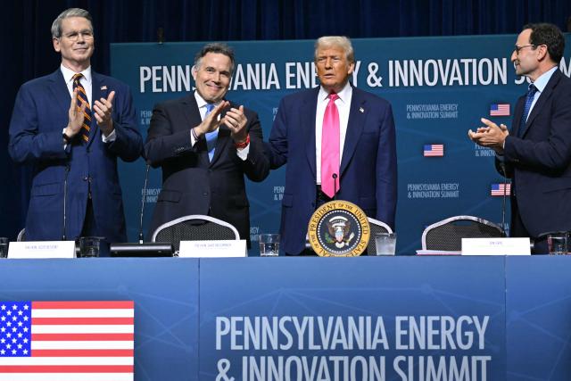 US President Donald Trump (2R) is applauded by (L/R) bessent, US Senator Dave McCormick (R-PA) and CEO of Blackstone Group Jon Gray as he arrives for the Pennsylvania Energy and Innovation Summit on the campus of Carnegie Mellon University in Pittsburgh, Pennsylvania on July 15, 2025. (Photo by ANDREW CABALLERO-REYNOLDS / AFP)