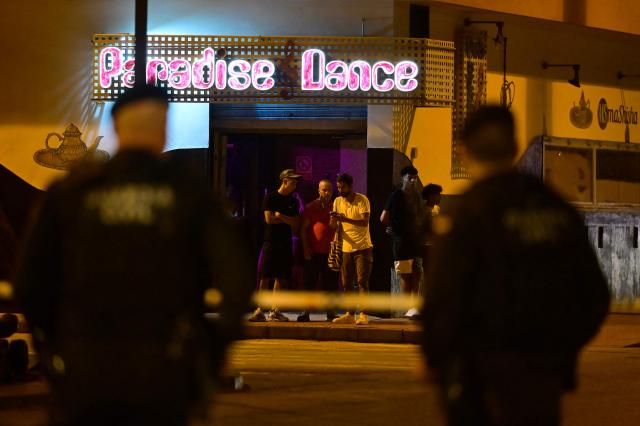 Spain's Guardia Civil officers stand in front of youngsters in San Antonio district in Torre Pacheco, southeastern Spain, on July 15, 2025 as a rally has been called by far-right groups following four days of anti-migrant unrest. Spanish police have arrested nine people over rare anti-migrant unrest that rocked the town of Torre Pacheco, authorities said on July 14. Three nights of violence erupted on July 11 after a 68-year-old man told local media three youths of North African origin had beaten him up in the street of the southeastern town. (Photo by JOSE JORDAN / AFP)